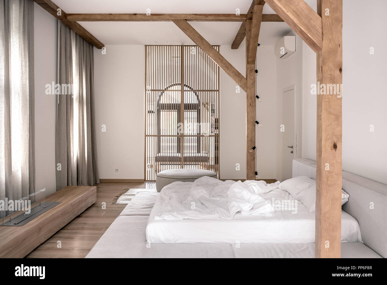 Modernes Schlafzimmer Mit Weissen Wanden Parkettboden Holzbalken