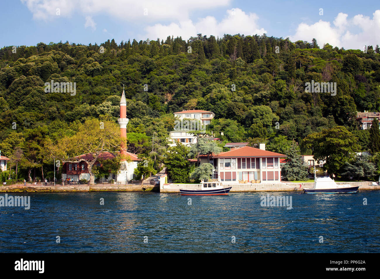 Blick auf die Häuser, Fischerboote und kleine alte Moschee von Bosporus auf der asiatischen Seite von Istanbul. Es ist ein sonniger Sommertag. Stockfoto