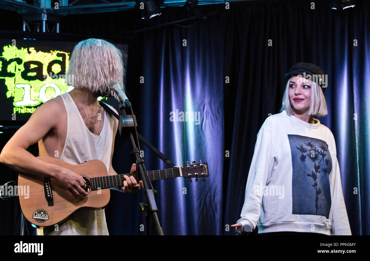 Bala Cynwyd, PA, USA. 21. September 2018. Swedish-American Indie Pop Duo Flora Cash besuchen Radio 104.5 Performance Theater. Stockfoto
