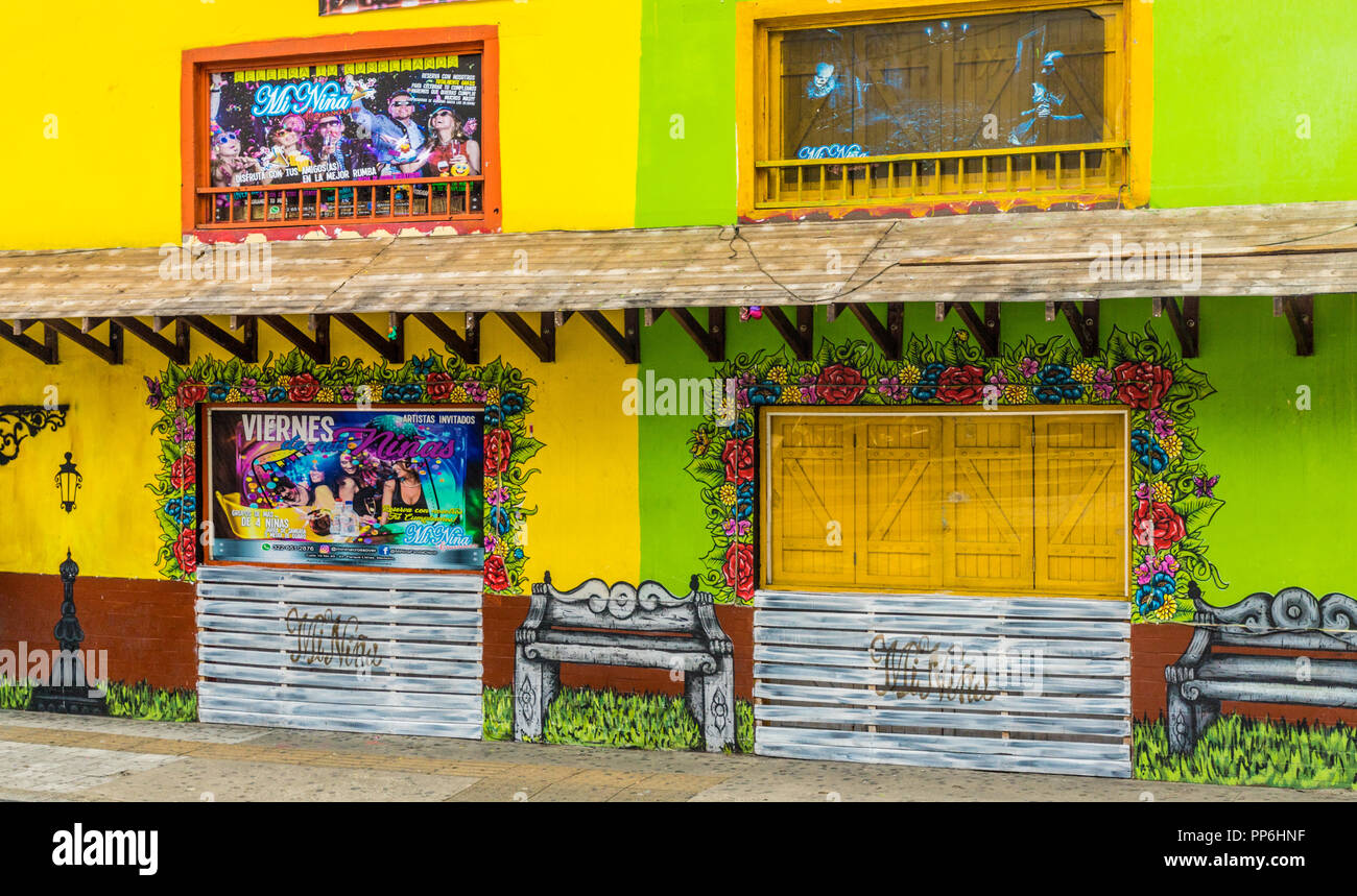 Medellin Kolumbien. März 2018. Ein Blick auf die farbenfrohe Architektur in Medellin in Kolumbien Stockfoto