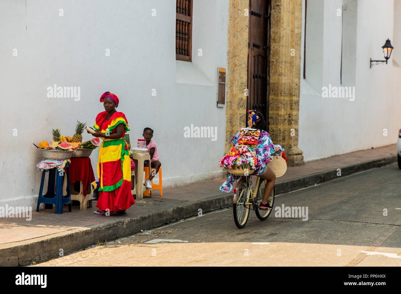 Cartagena, Kolumbien. März 2018. Ein Blick auf ein farbenfroh gekleideten Obst Verkäufer in Cartagena in Kolumbien Stockfoto