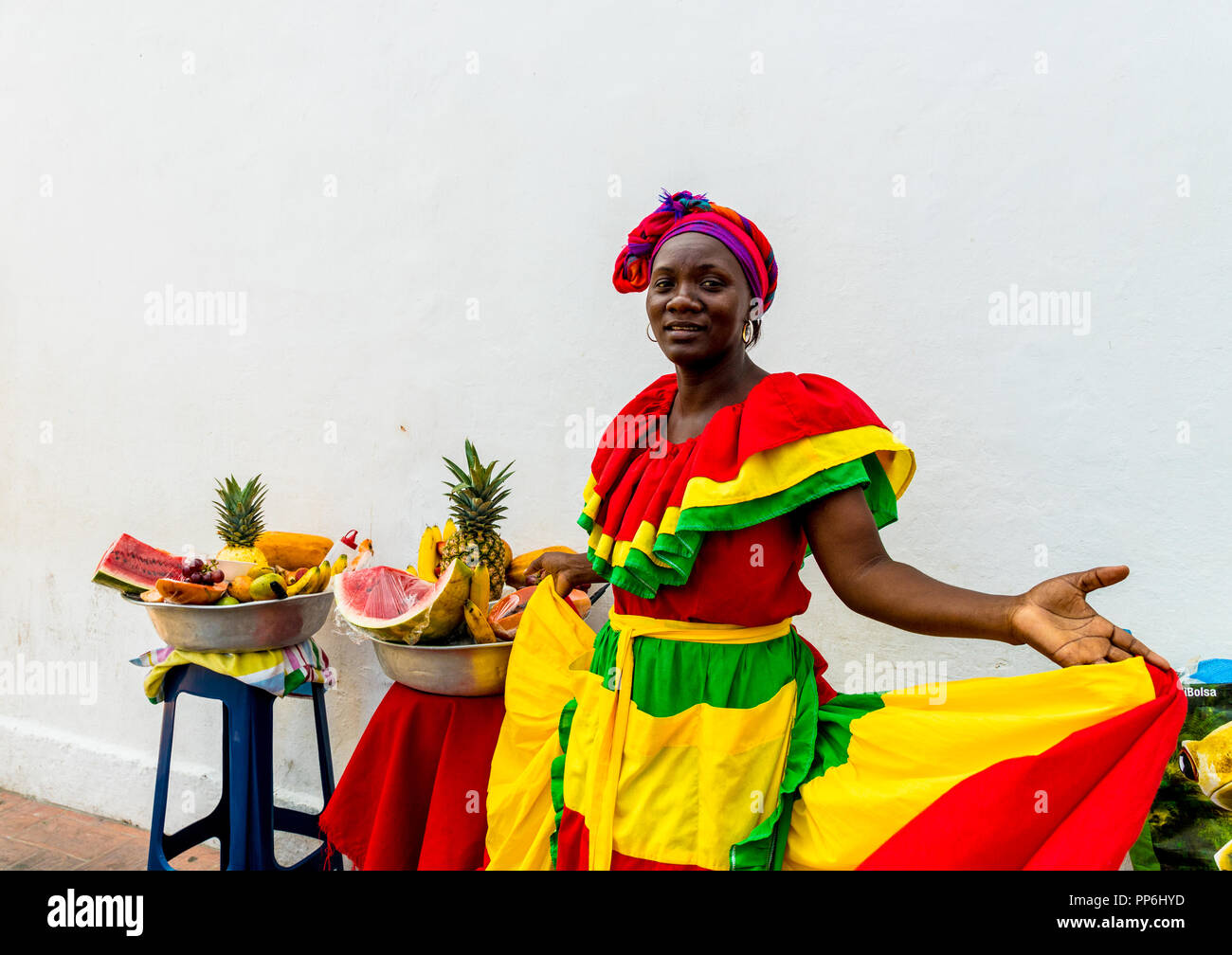 Cartagena, Kolumbien. März 2018. Ein Blick auf ein farbenfroh gekleideten Obst Verkäufer in Cartagena in Kolumbien Stockfoto