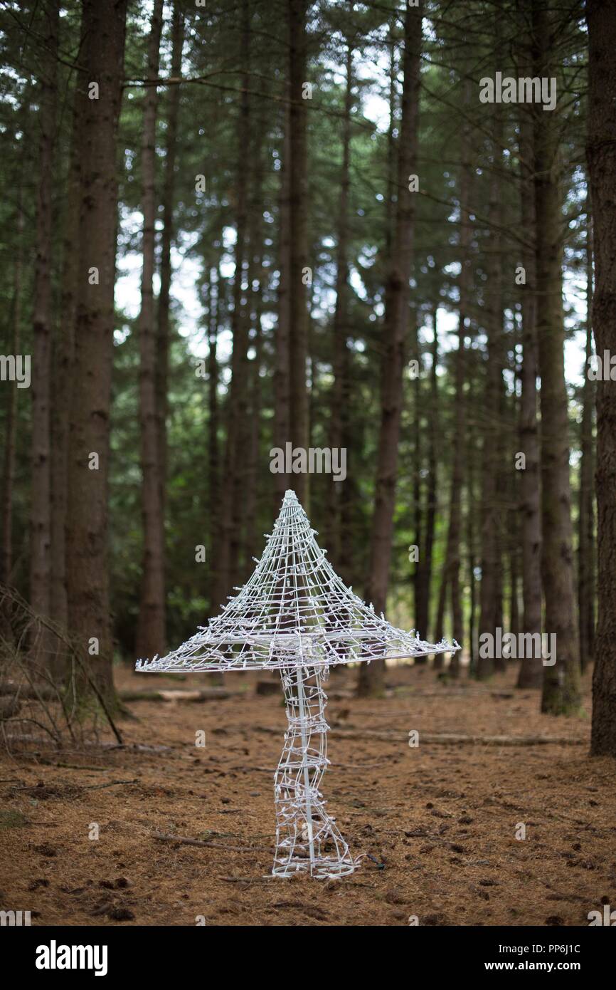 Eine künstliche Pilze im Wald. Stockfoto