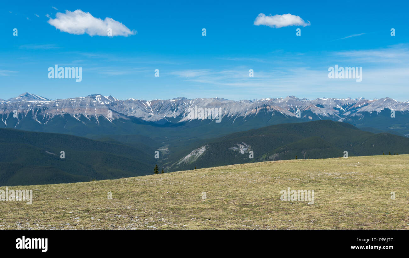 Wandern Blick von der Spitze des Prairie Mountain in Kananaskis Country Alberta Kanada an einem heißen sonnigen Tag Anfang Sommer Stockfoto