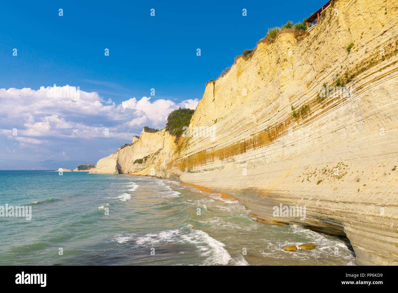 Logas Strand und tolle felsige Klippe in Peroulades. Korfu. Griechenland Stockfoto