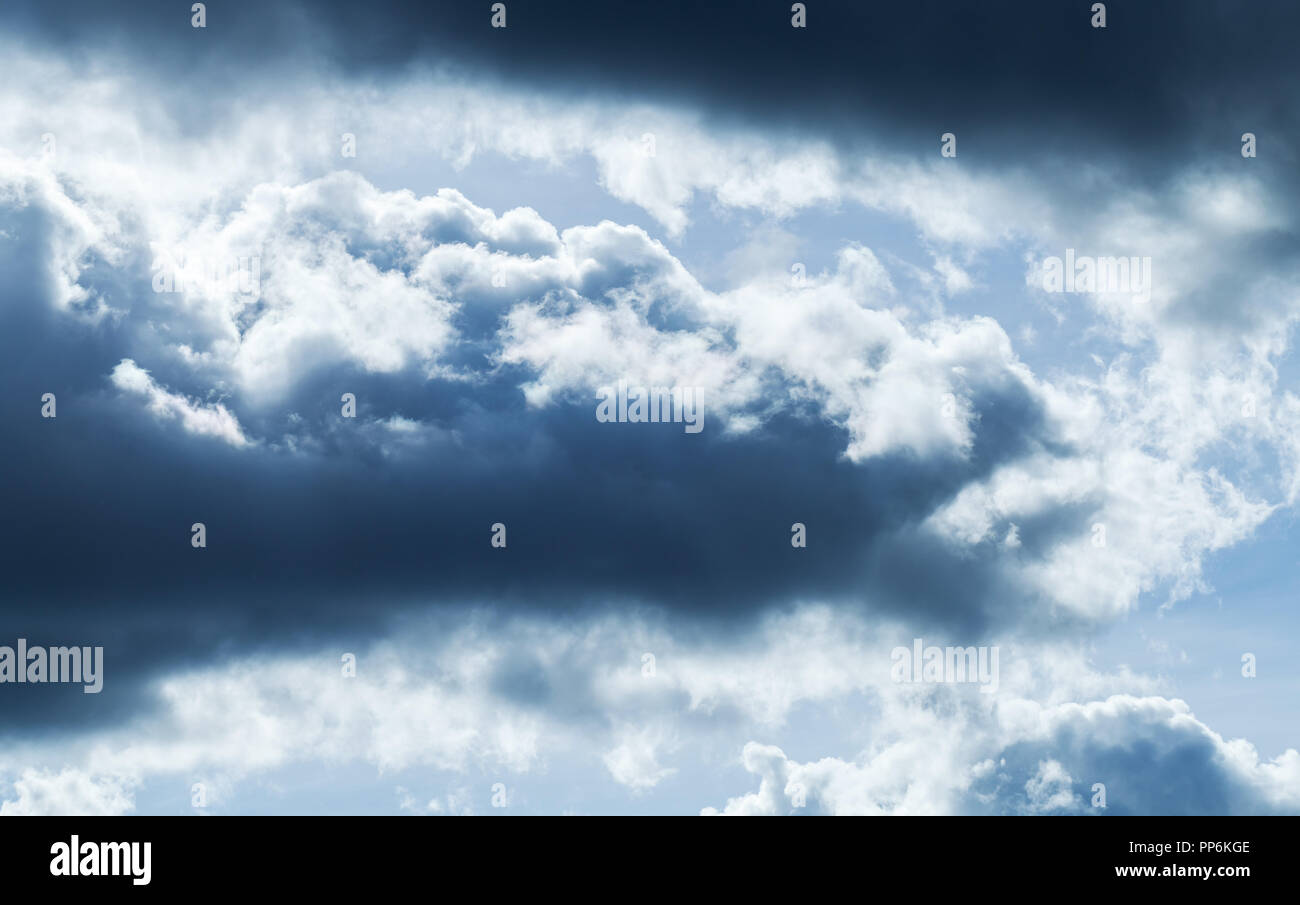 Dunkle Wolken im blauen Gewitterhimmel, natürliche Hintergrund Foto Stockfoto