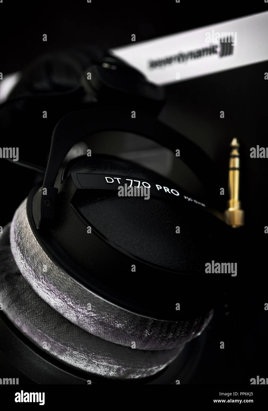 Beyerdynamic ohrumschliessende Kopfhörer über schwarzer Hintergrund, für Mixing, Mastering, Überwachung (geschlossen), Nahaufnahme, niemand. Populärste und professionelle Stockfoto
