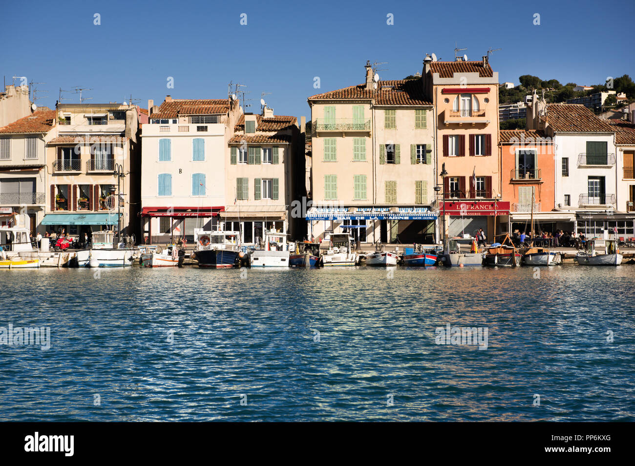 Der ruhige Hafen der alten Cassis in Frankreich im Sonnenlicht, Vorderansicht. Stockfoto