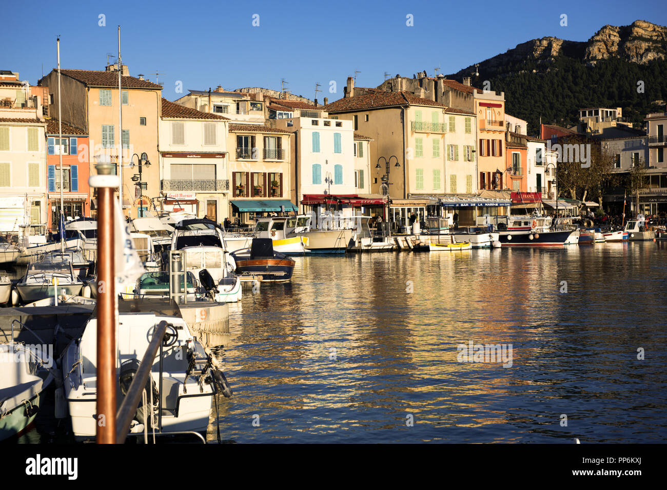 Der ruhige Hafen der alten Cassis in Frankreich im warmen Sonnenlicht. Stockfoto