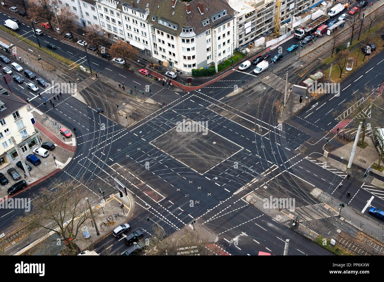 Eine Grafik Stadt Kreuzung mit Gebäuden und Autos von oben gesehen. Stockfoto