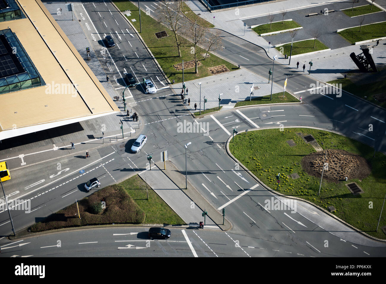 Eine Stadt, die Kreuzung in Essen mit Gebäuden und Autos von oben gesehen. Stockfoto