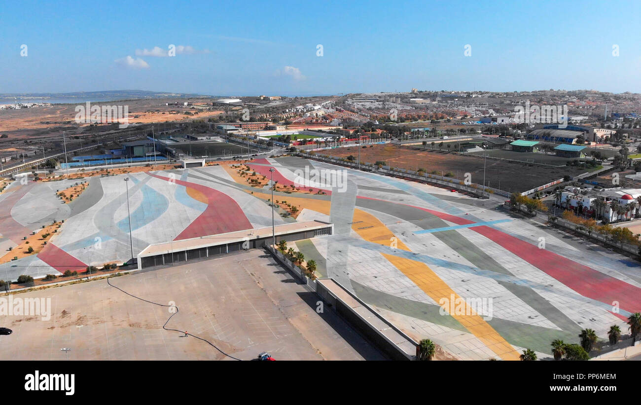 Luftaufnahmen Torrevieja leer Markt Parkplatz, Platz für den Transport. Jeden Freitag viele Touristen und Urlauber kaufen Lebensmittel und Bekleidung t Stockfoto