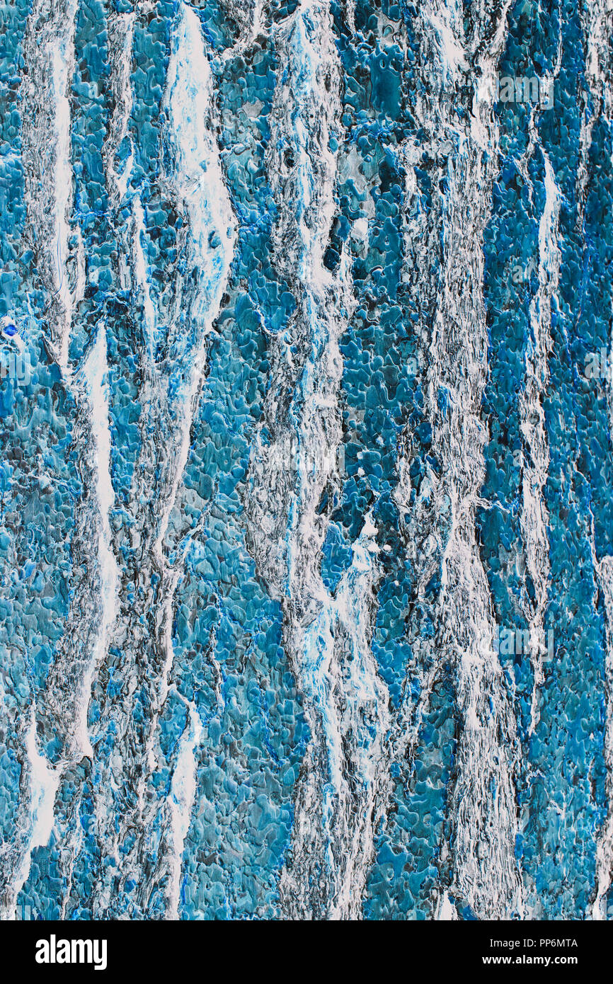 Invertiertes Bild eines Ponderosa Pine Tree Bark, bis der Bergrücken und Wachstum Muster schließen. Blau und Silber Farben. Stockfoto