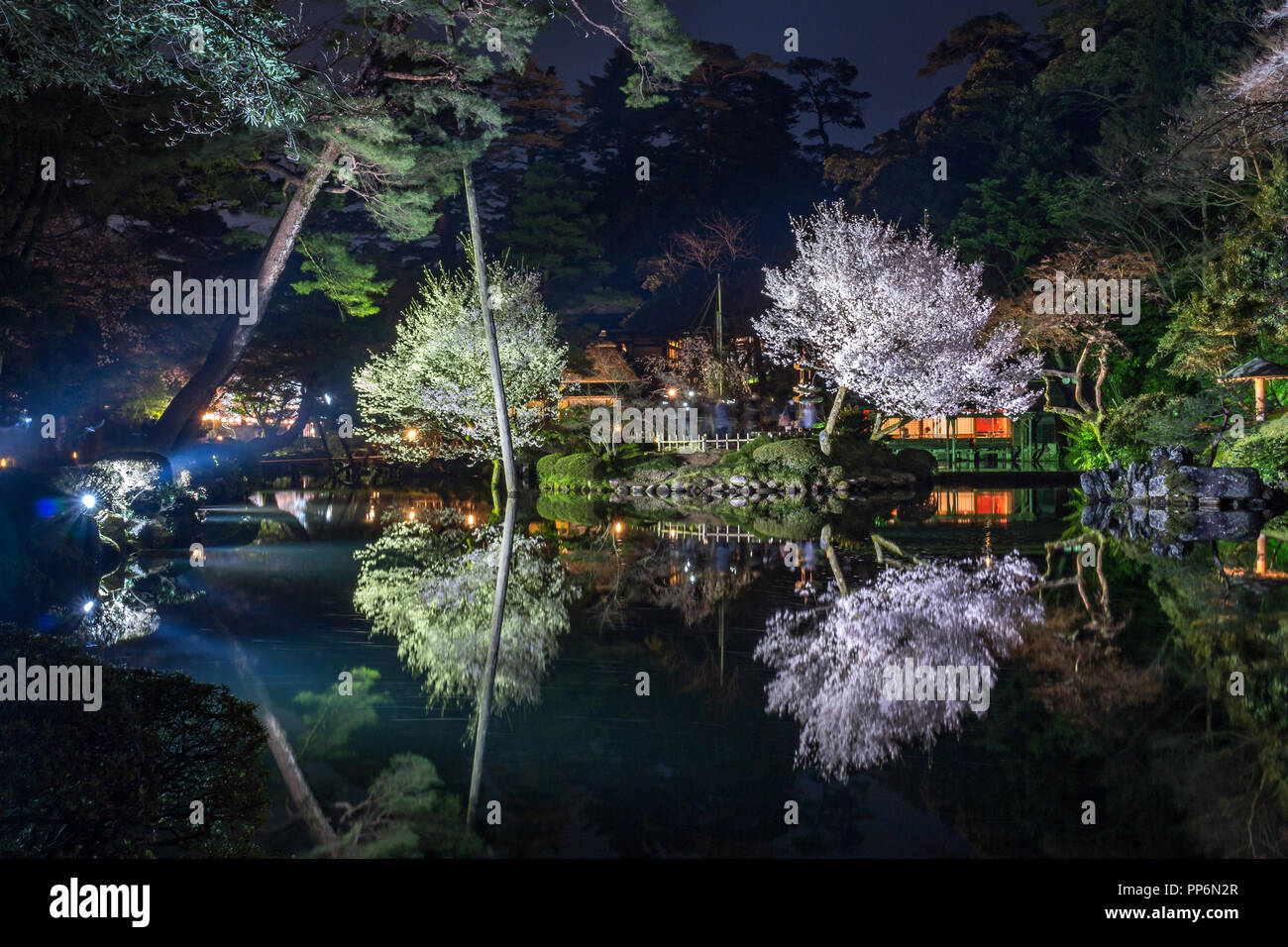 Kenrokuen Garten bei Nacht, in Wasser, Kanazawa, Japan Stockfoto