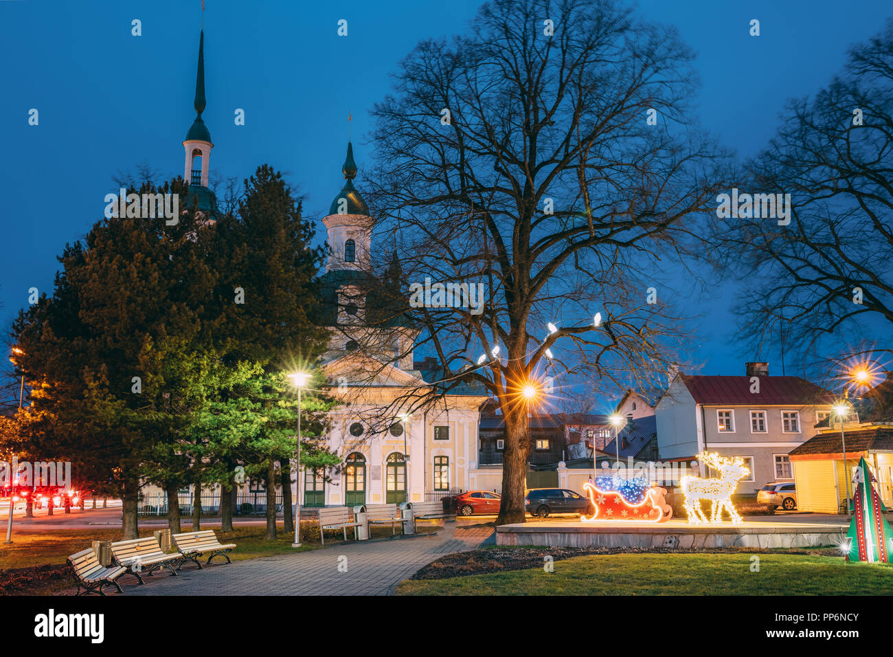 Pärnu, Estland. Nacht Blick auf die Altstadt die Kirche St. Katharina ist Russisch-orthodoxe Kirche. Berühmten Attraktion Sehenswürdigkeiten in Abend Nacht Weihnachten Illuminatio Stockfoto