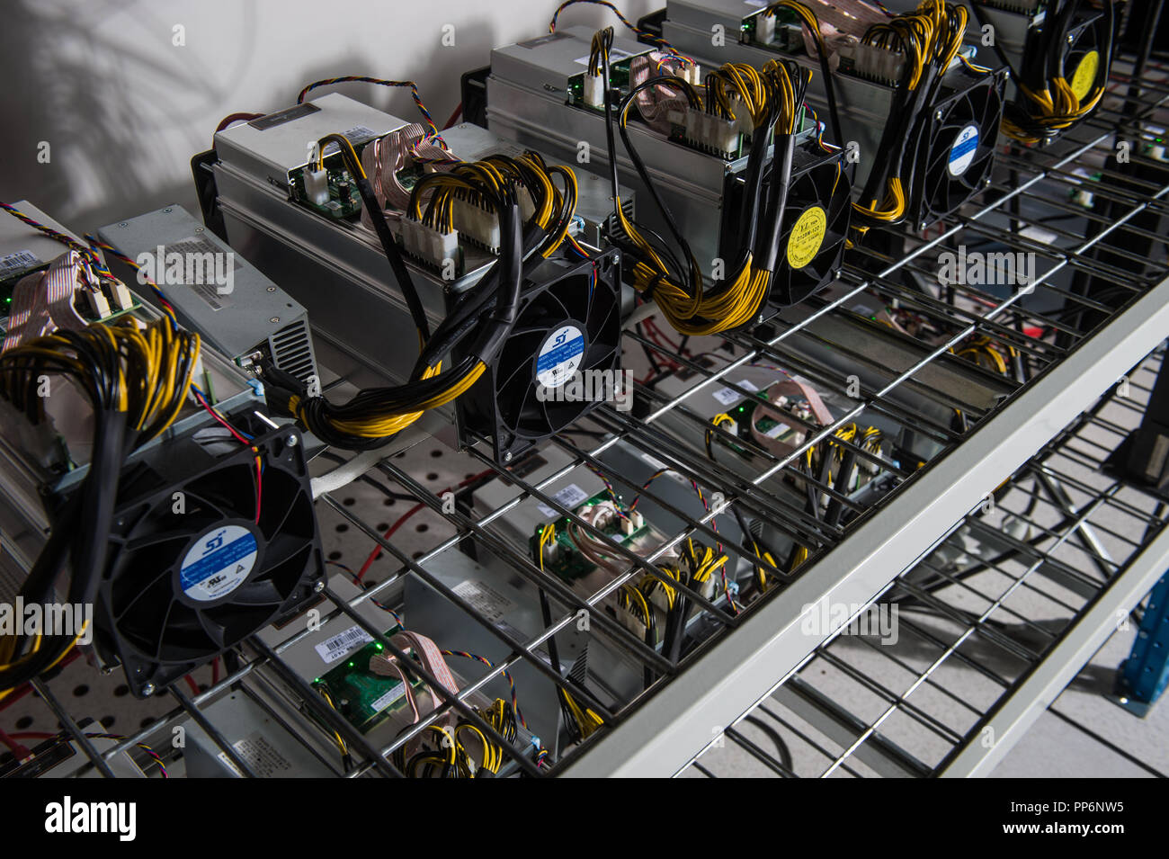 Bitcoin Mining Farm Stockfotos und -bilder Kaufen - Alamy