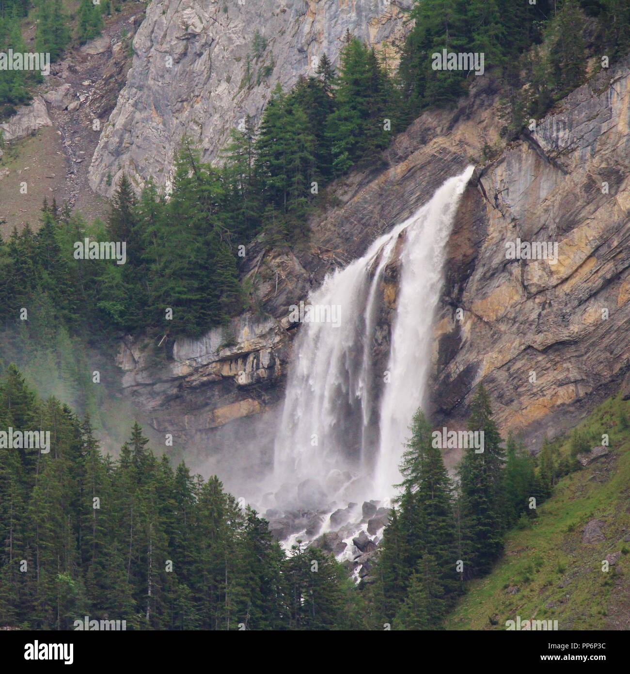 Wasserfall in Gsteig bei Gstaad. Saane, Fluss im Berner Oberland, Schweiz. Stockfoto