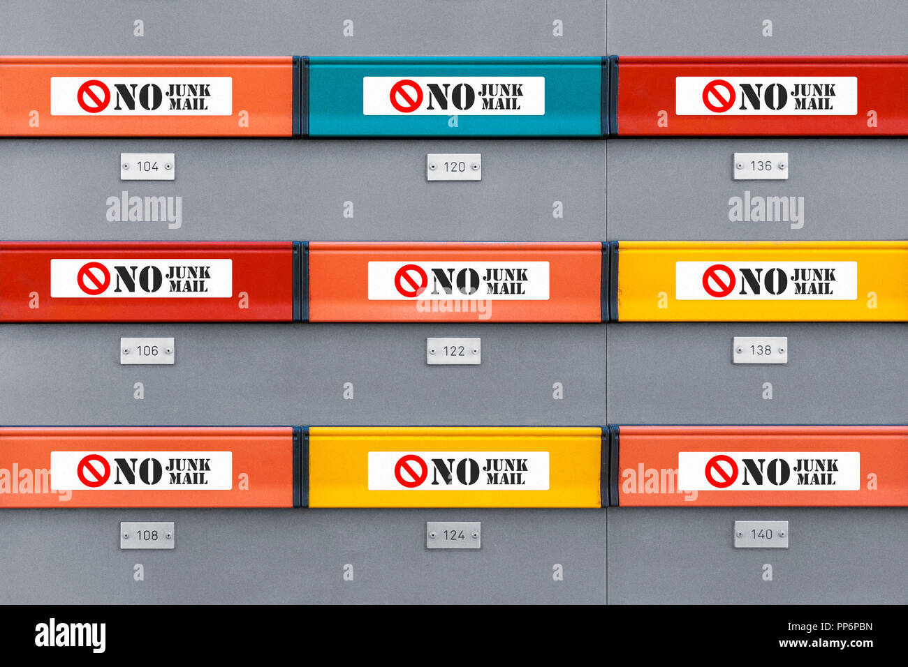 Moderne Mailboxen mit keine Junk-E-mail Aufkleber auf jeder Box Mehrfarbig. Vorderansicht anschauliches Bild Stockfoto
