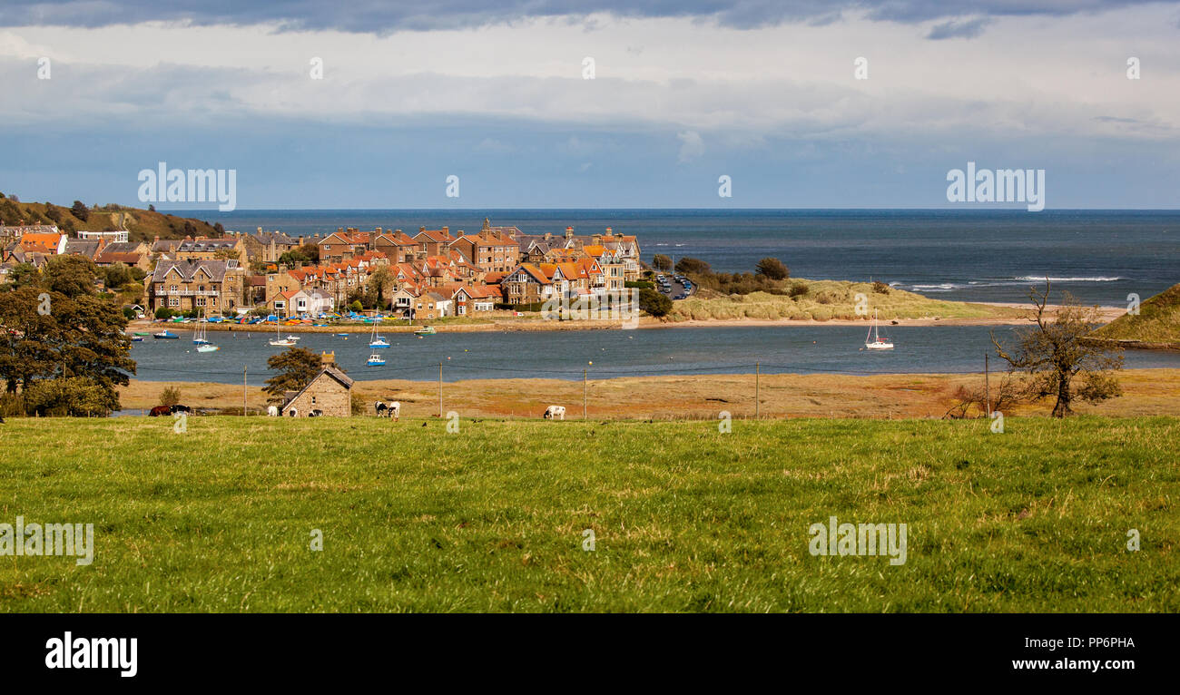 Blick über die Mündung des Flusses Aln mit Angeln und Segeln Boote zum Fischerdorf Alnmouth Northumberland, England Großbritannien Stockfoto