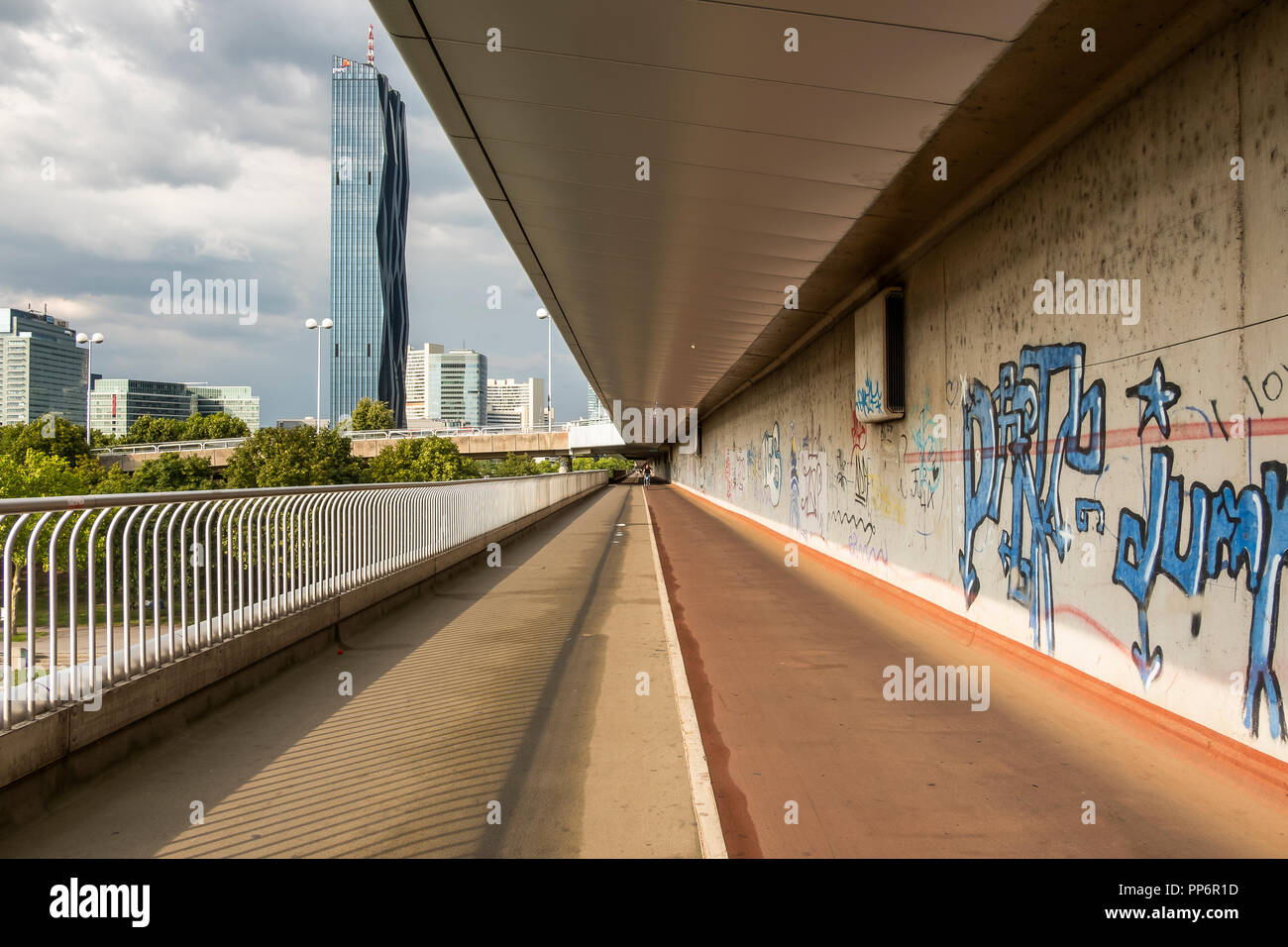 Donau City Tower der 'Donau City Tower' von Dominique Perrault ist mit 250 m das höchste Hochhaus Österreichs. Stockfoto