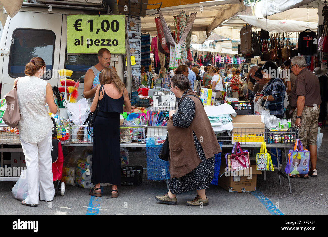 Italien Marktstand - lokale italienische Volk Einkaufen in der wöchentliche Markt Siena, Siena, Toskana, Italien, Europa Stockfoto