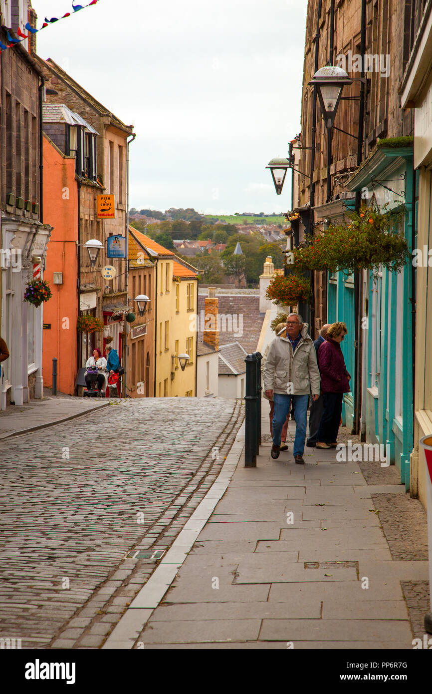 Käufer in der alten Straße mit Kopfsteinpflaster in der Grenzstadt Berwick upon Tweed Northumberland die nördlichste Stadt Englands England England Stockfoto