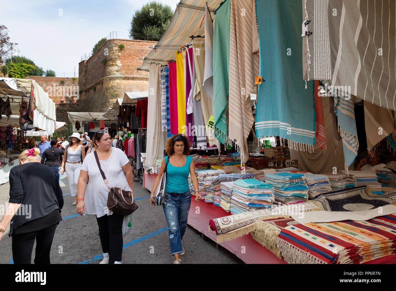 Italien - lokale italienische Menschen Einkaufen in der wöchentliche Markt Siena, Siena, Toskana, Italien, Europa Stockfoto