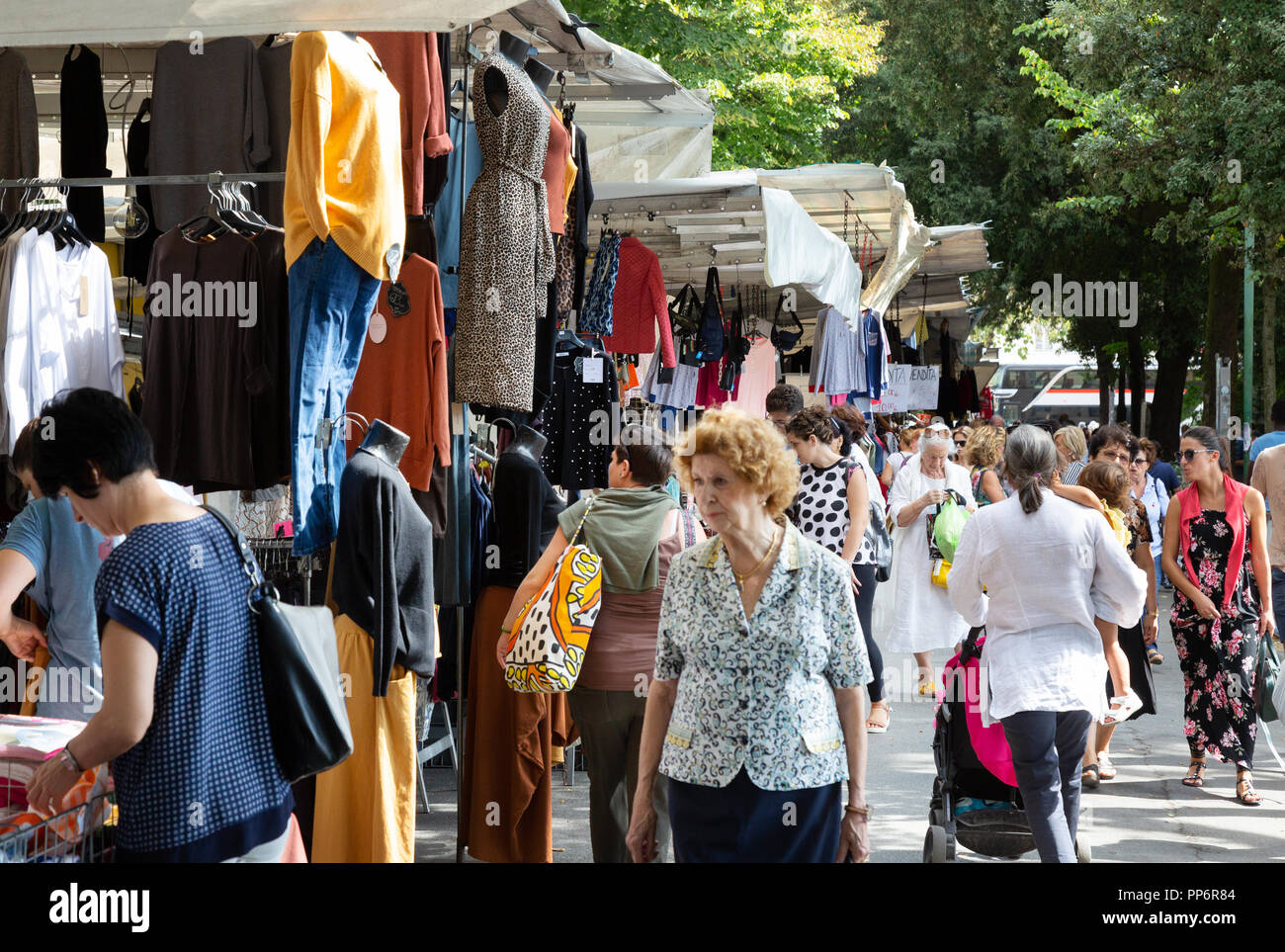 Italienische Volk Einkaufen in der wöchentliche Markt, Siena, Toskana Italien Europa Stockfoto