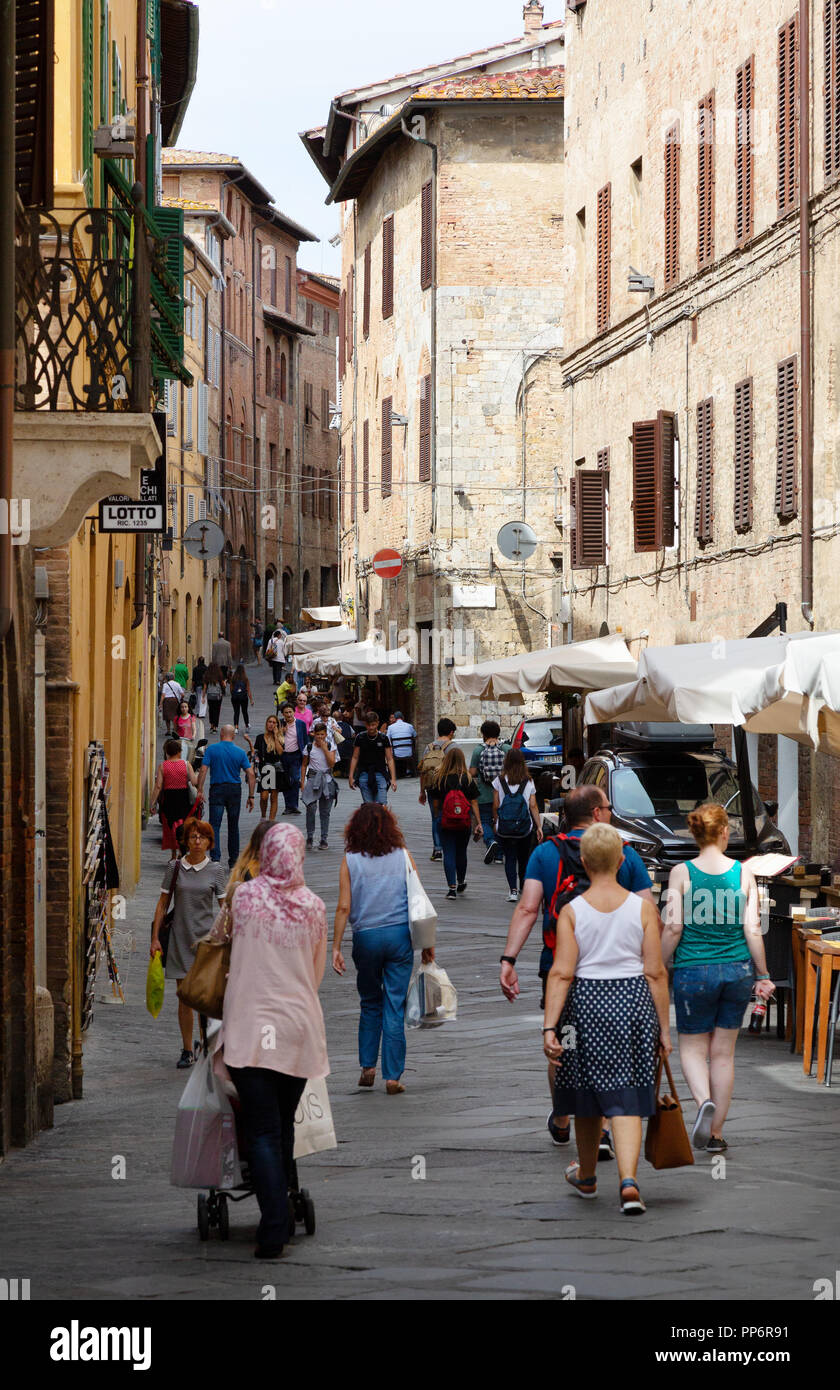 Siena Italien - Straßenszene, Menschen zu Fuß durch die engen Gassen der mittelalterlichen Stadt Siena, Toskana Italien Europa Stockfoto