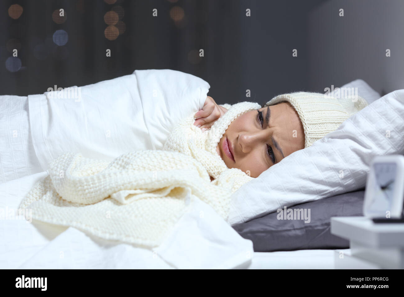 Wütende Frau leiden Kälte beklagt in einem Bett im Winter Stockfoto