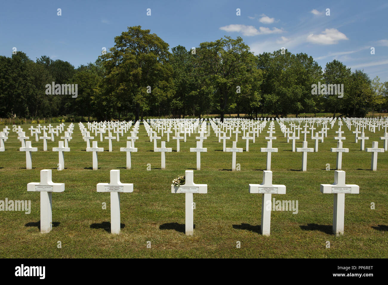 Gräber von französischen Soldaten während des Ersten Weltkrieges an der Plivot National Cemetery (Nécropole Nationale de la Ferme de Plivot) in der Nähe von plivot in der Region Marne im Nordosten Frankreichs. Über 8.000 französische Soldaten 1914-1918 im Ersten Weltkrieg gefallen sind auf dem Friedhof begraben. Stockfoto