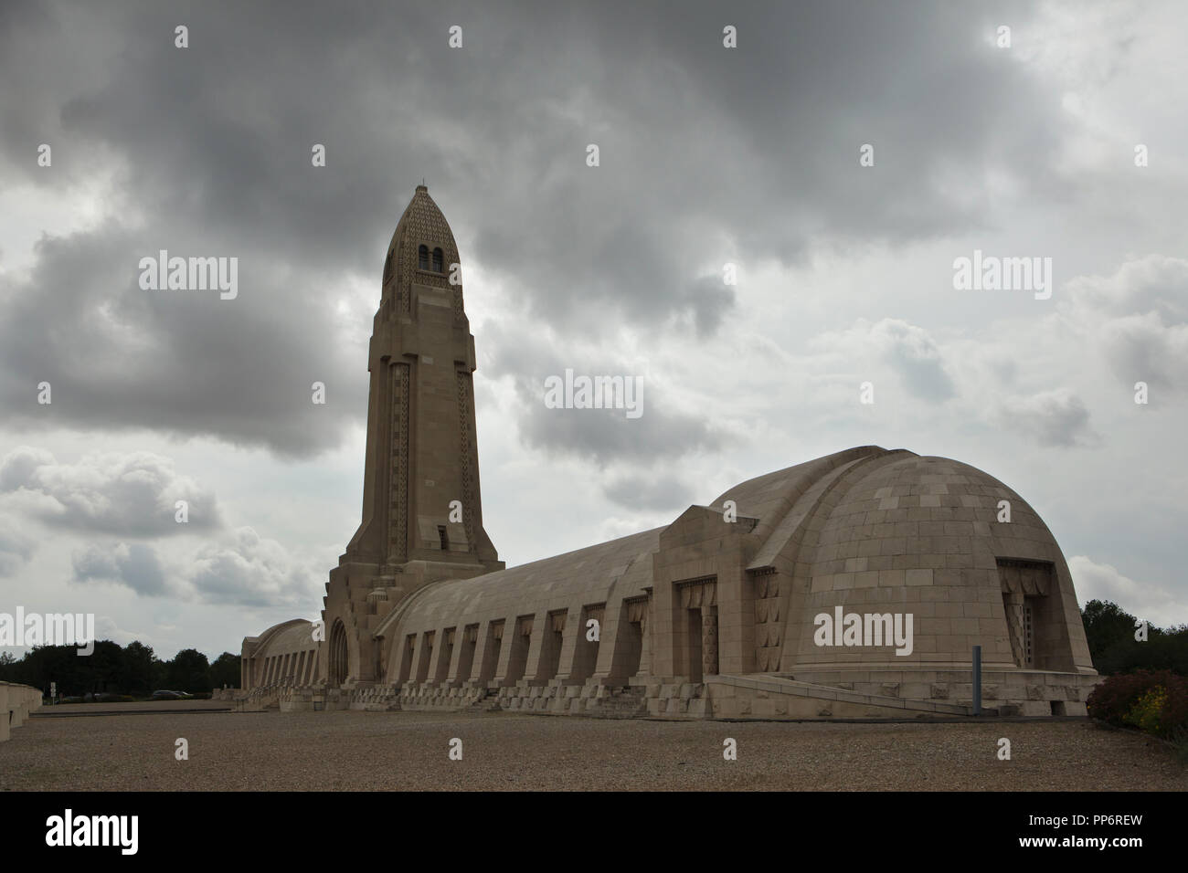 Beinhaus von Douaumont (Ossuaire de Douaumont) in Fleury-devant-Douaumont in der Nähe von Verdun in der Meuse region im Nordosten Frankreichs. Überreste von mindestens 130.000 unbekannter französischer und deutscher Soldaten in der Schlacht von Verdun im Ersten Weltkrieg gefallen sind in der unterirdischen Krypta unter der Gedächtniskirche von französischen Architekten Léon Azema, Max Edrei und Jacques Hardy konzipiert und im Jahr 1932 abgeschlossen. Stockfoto