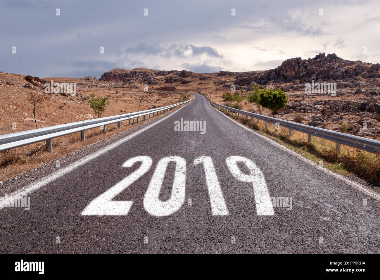 Leere Straße voran Meldung auf der Autobahn lane Neues Jahr Auflösung 2019 Stockfoto