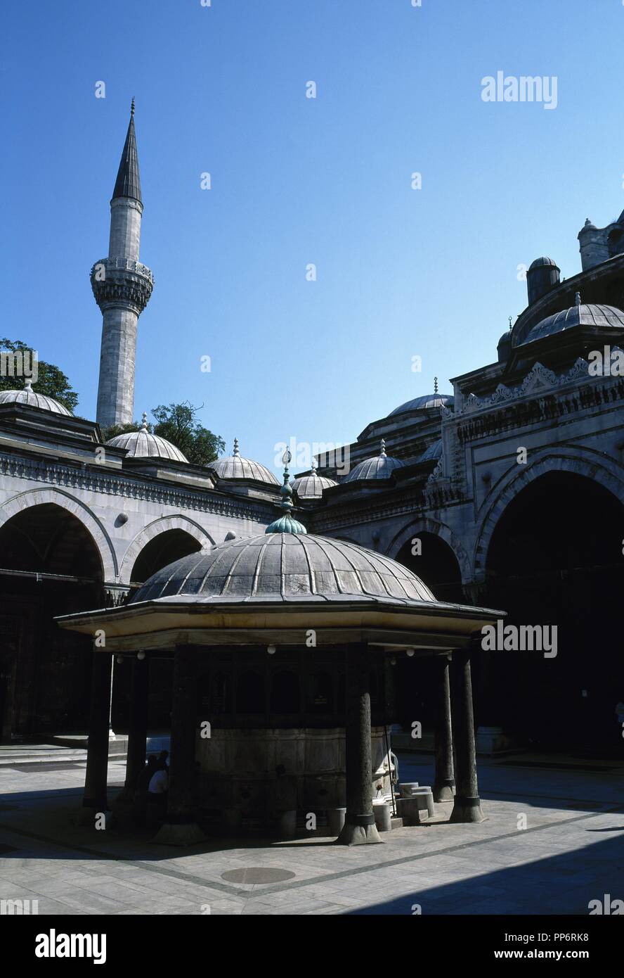 Turkei. Istanbul. Bayezid II Mosque. Osmanischen Stil. 16. Jahrhundert. Hof und Waschung Brunnen. Stockfoto