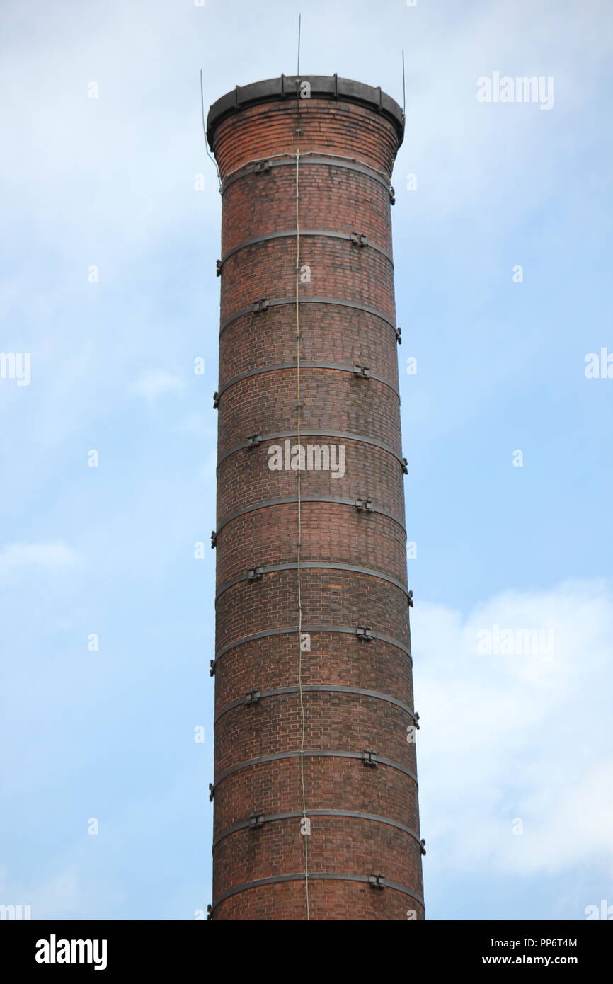 Groß und dünn Ziegel Industrie Schornstein Schornstein erinnert an eine