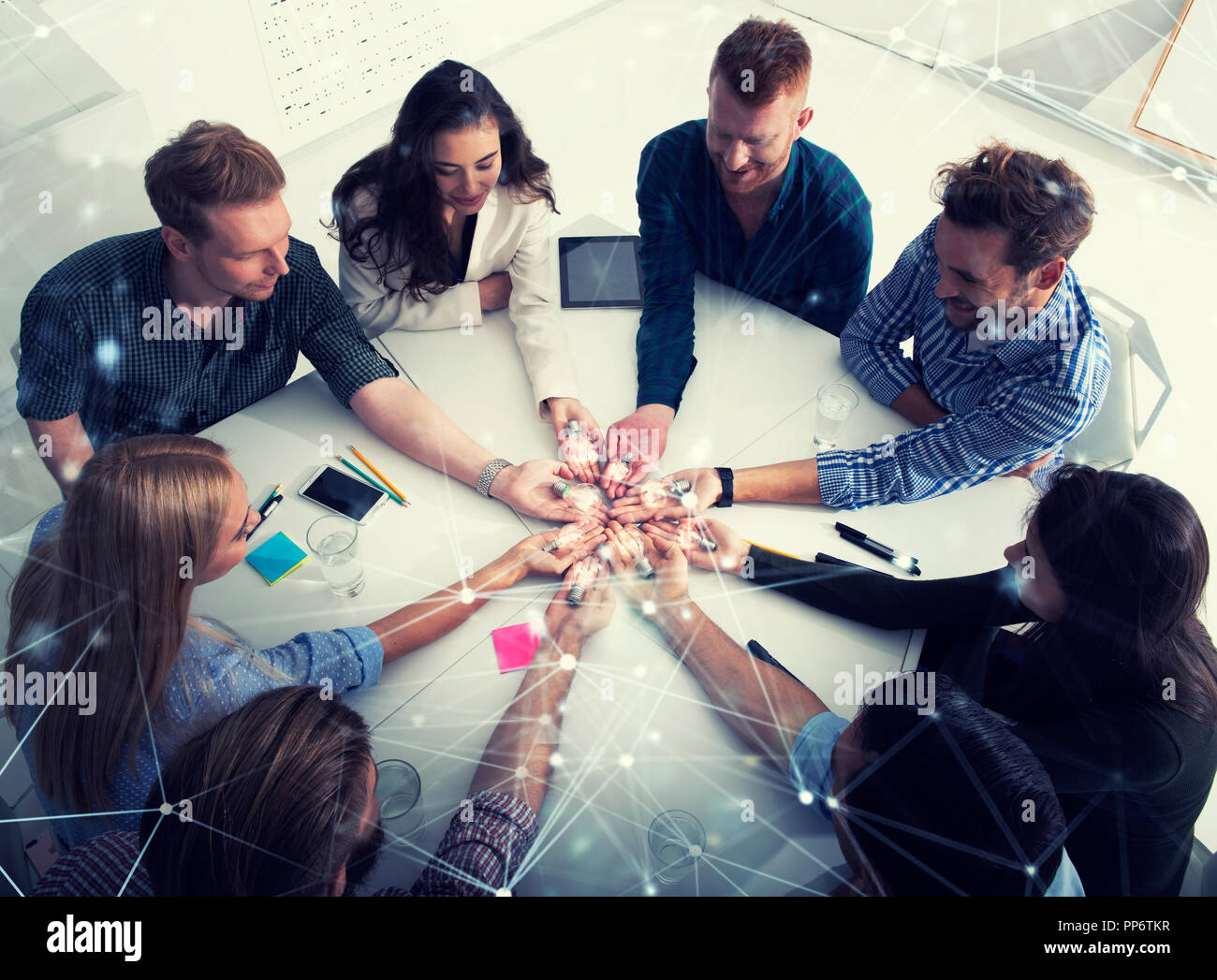 Teamarbeit und Brainstorming Konzept mit Geschäftsleuten, die eine Idee mit einer Lampe. Konzept der Startup Stockfoto