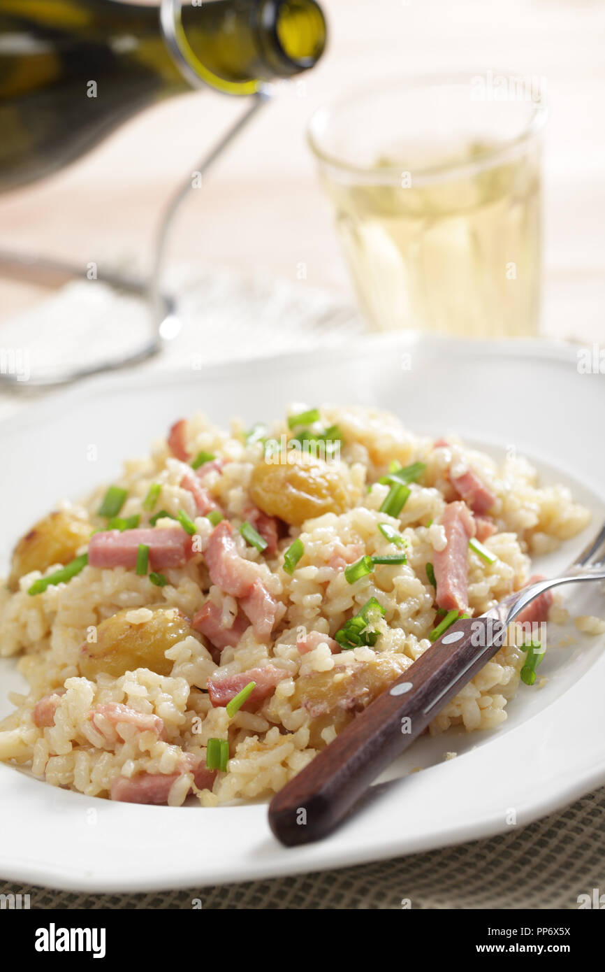 Schinken und Kastanien Risotto mit weißen Wein Stockfoto