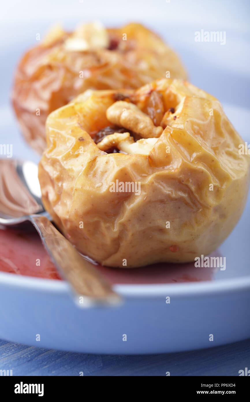 Gebackene Äpfel mit Walnüssen und Erdbeermarmelade Stockfoto