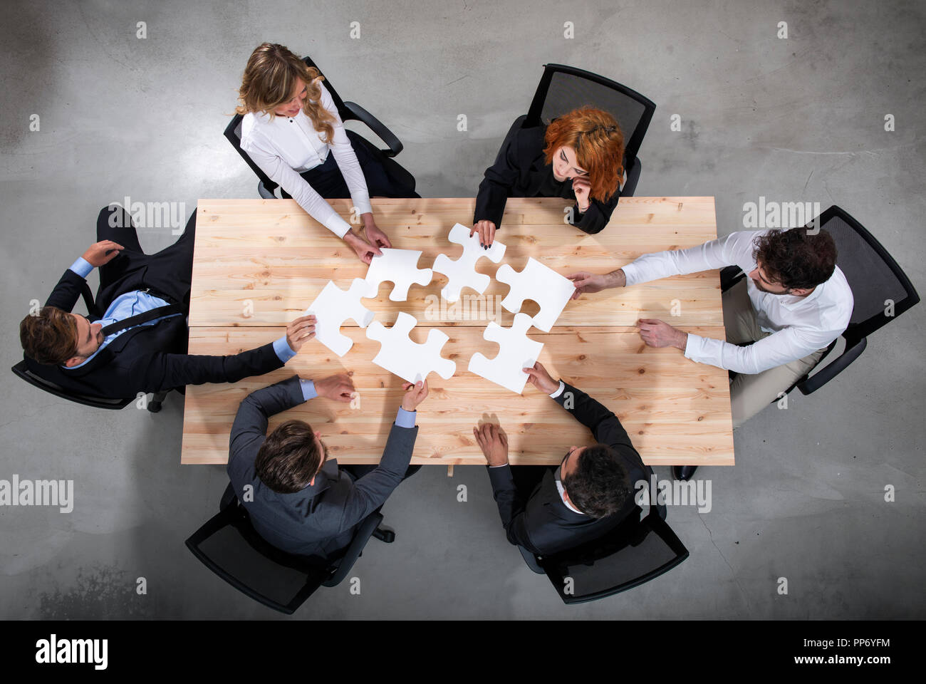 Zusammenarbeit der Partner. Konzept der Integration und Inbetriebnahme mit Puzzle-Teile Stockfoto
