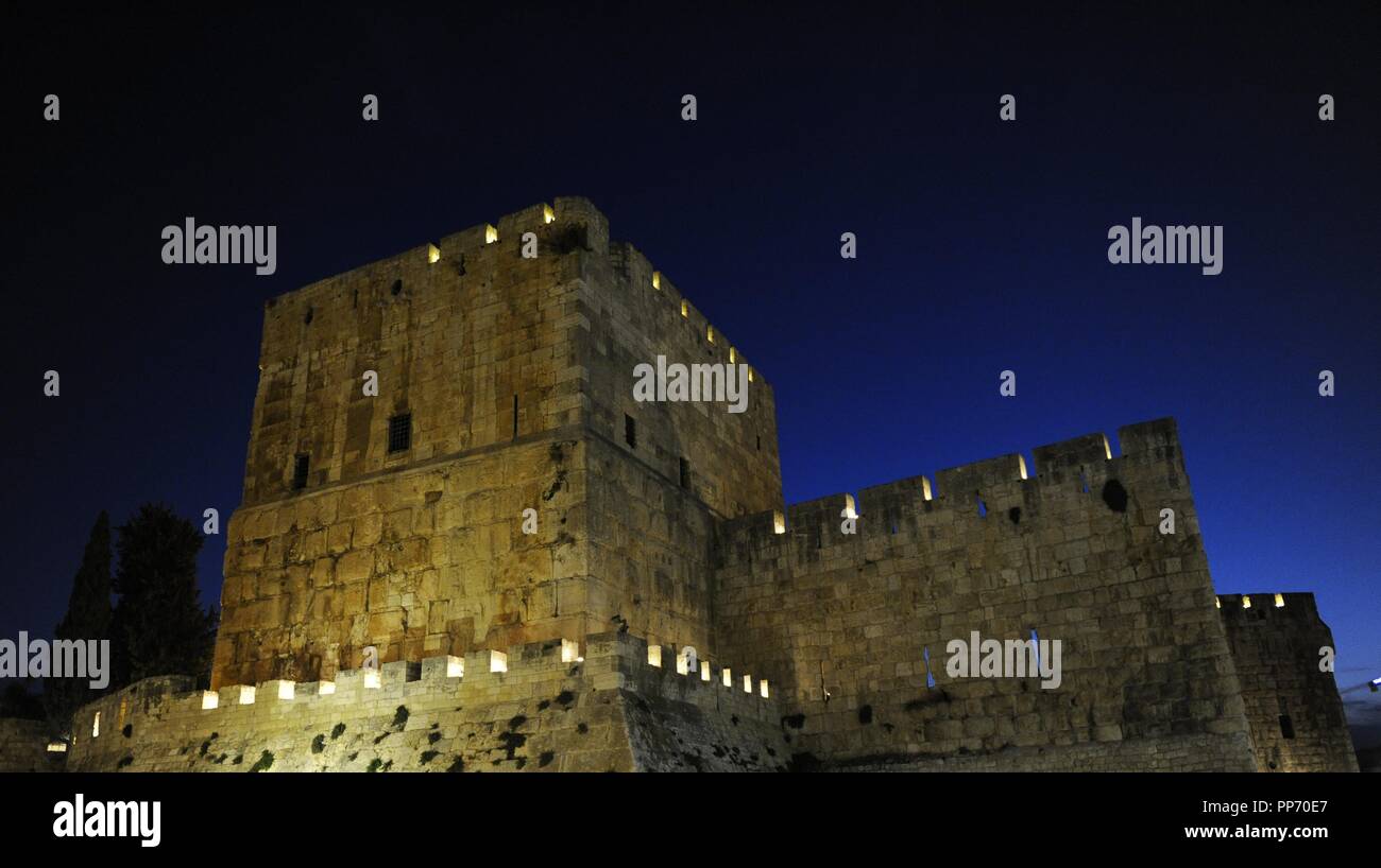 Israel. Jerusalem. Abschnitt der Mauer der alten Stadt in der Nacht. Stockfoto