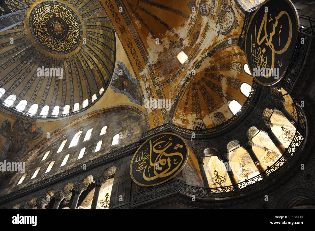 Turkei. Istanbul. Hagia Sophia. Innenraum. Kuppel mit Hexapterygon (sechs geflügelte Engel). Stockfoto