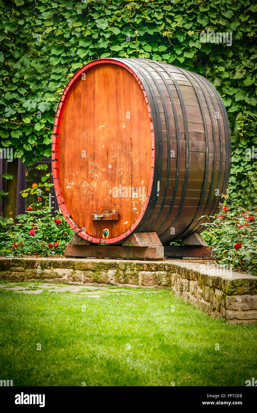 Immer noch in Gebrauch, eine riesige alte Eiche Weinfass mit einem funktionierenden Zapfen in einem Garten in Straßburg, Frankreich Stockfoto