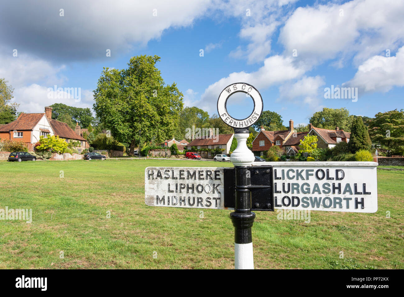 Wegweiser auf dem Grün, Fernhurst, West Sussex, England, Vereinigtes Königreich Stockfoto