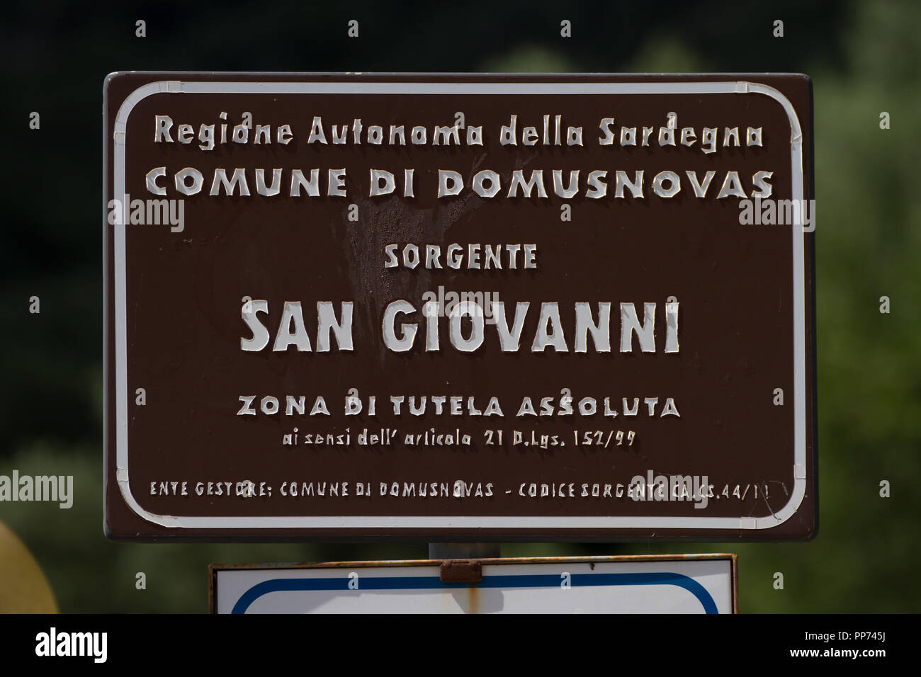 In der kleinen Stadt Comune di Domusnovas San Giovanni unterzeichnen. Sardinien, Italien Stockfoto