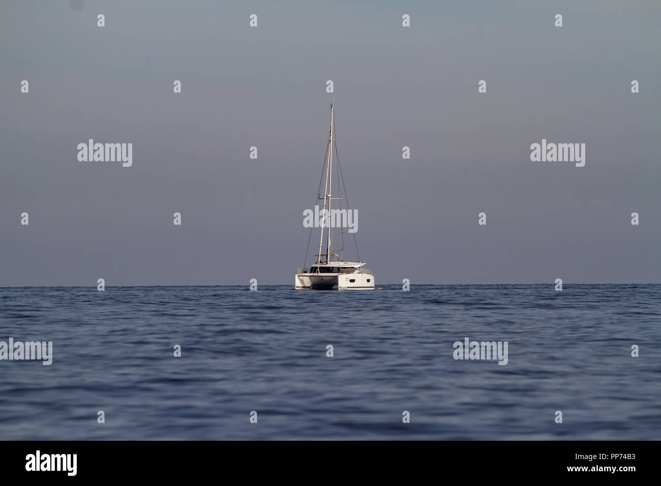 Katamaran aus Küste von Sardinien. Italien. Stockfoto