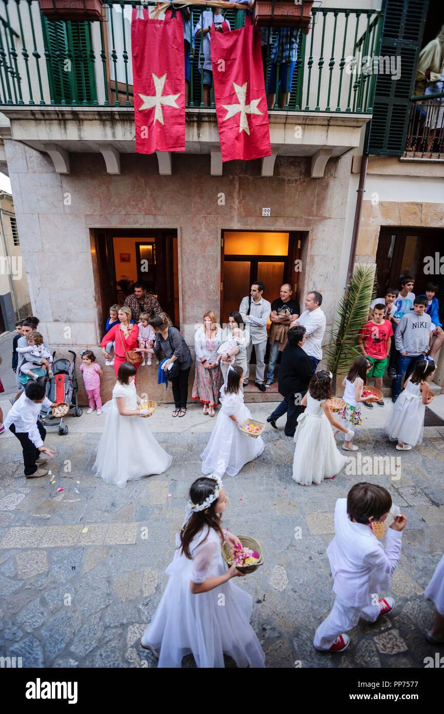 Baile de Las Aguilas y de Sant Joan Pelos, Baile mittelalterlichen originario de Catalunya y El País Valenciano, procesion del Corpus, Pollença. Mallorca. Islas Baleares. Spanien. Stockfoto