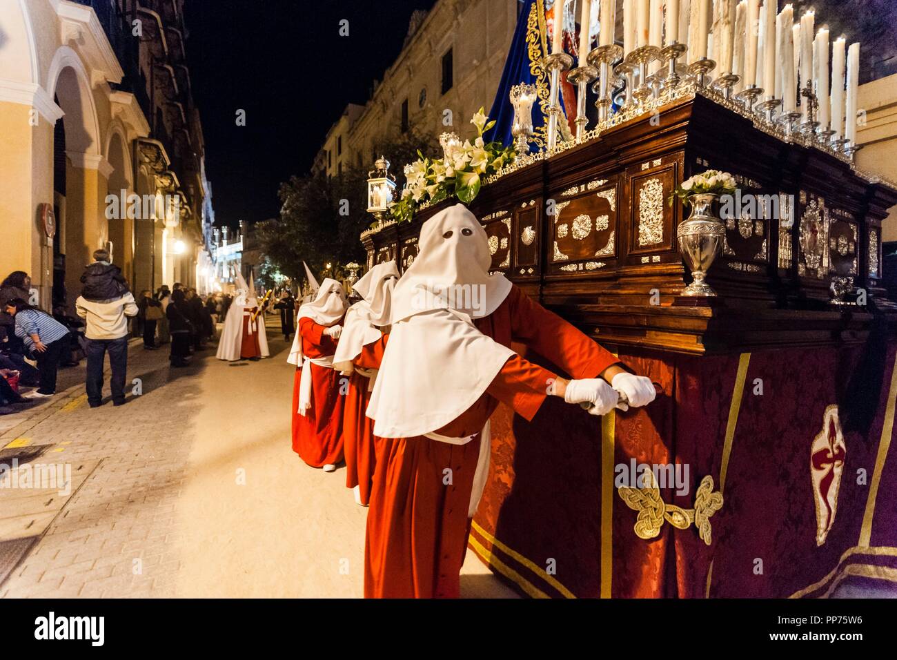 Cofrades en la calle Palau Reial, procesion de jueves santo, Palma, Mallorca, Islas Baleares, España. Stockfoto