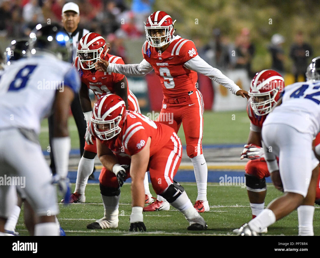 Santa Ana, CA. 21 Sep, 2018. Mater Dei Monarchs quarterback Bryce Junge #9 fordert das Spiel in der ersten Hälfte der Vorbereitung Fußball Spiel Mater Dei High School vs IMG Academy Aufsteigern, in Santa Ana, Kalifornien. Foto © Louis Lopez/Moderne Exposition/Cal Sport Media/Alamy leben Nachrichten Stockfoto