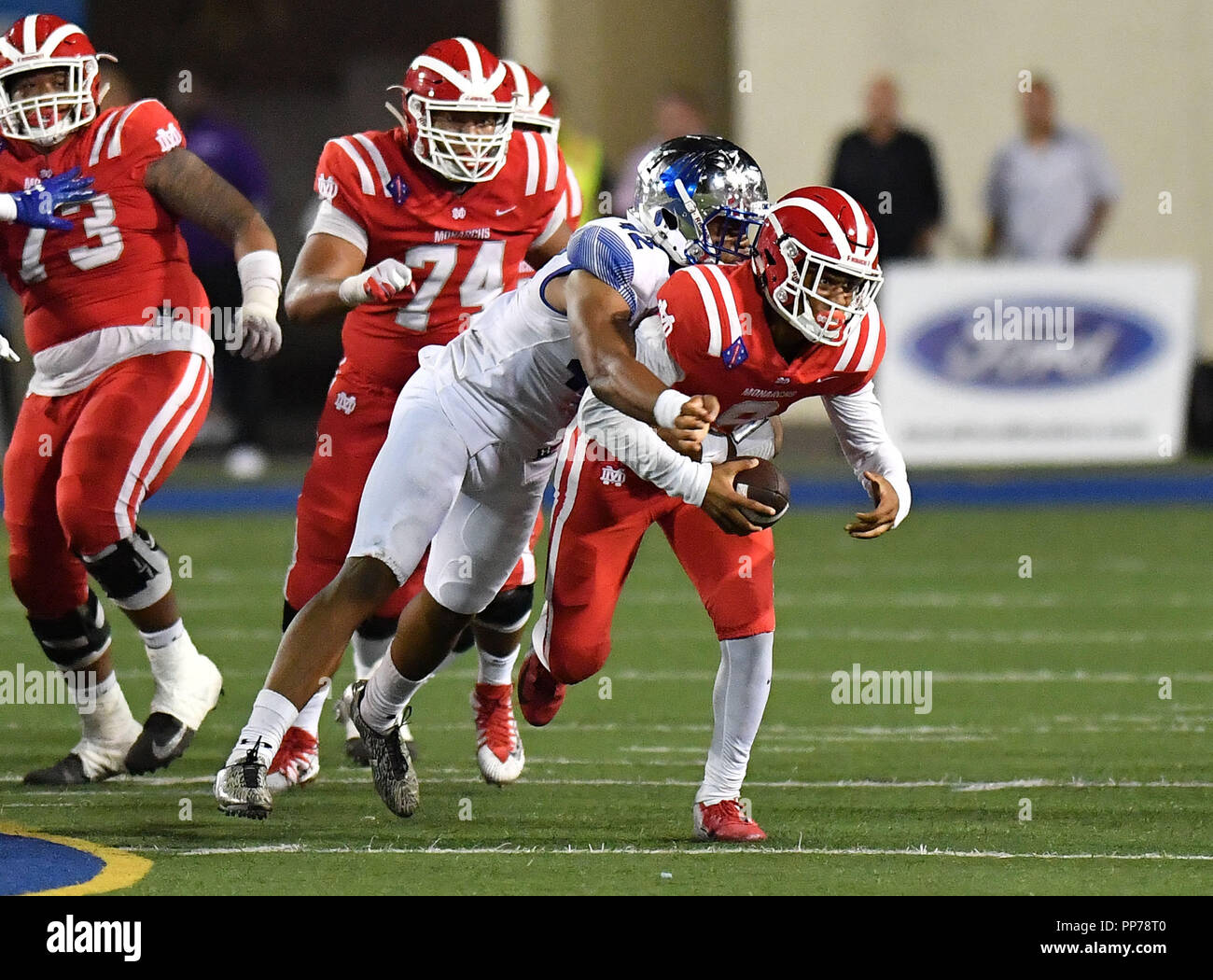 Santa Ana, CA. 21 Sep, 2018. Mater Dei Monarchs quarterback Bryce Junge #9 läuft in der zweiten Hälfte der Vorbereitung Fußball Spiel Mater Dei High School vs IMG Academy Aufsteigern, in Santa Ana, Kalifornien. Foto © Louis Lopez/Moderne Exposition/Cal Sport Media/Alamy leben Nachrichten Stockfoto