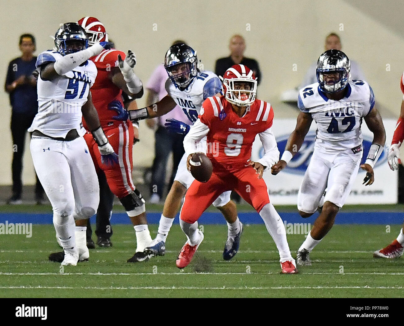 Santa Ana, CA. 21 Sep, 2018. Mater Dei Monarchs quarterback Bryce Junge #9 läuft in der ersten Hälfte der Vorbereitung Fußball Spiel Mater Dei High School vs IMG Academy Aufsteigern, in Santa Ana, Kalifornien. Foto © Louis Lopez/Moderne Exposition/Cal Sport Media/Alamy leben Nachrichten Stockfoto